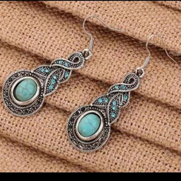 New turquoise color boho necklace and earrings set - Picture 2 of 3